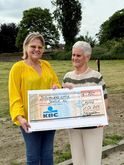 Karolien De Smet overhandigt cheque aan Samana vzw